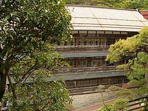 湯主一條